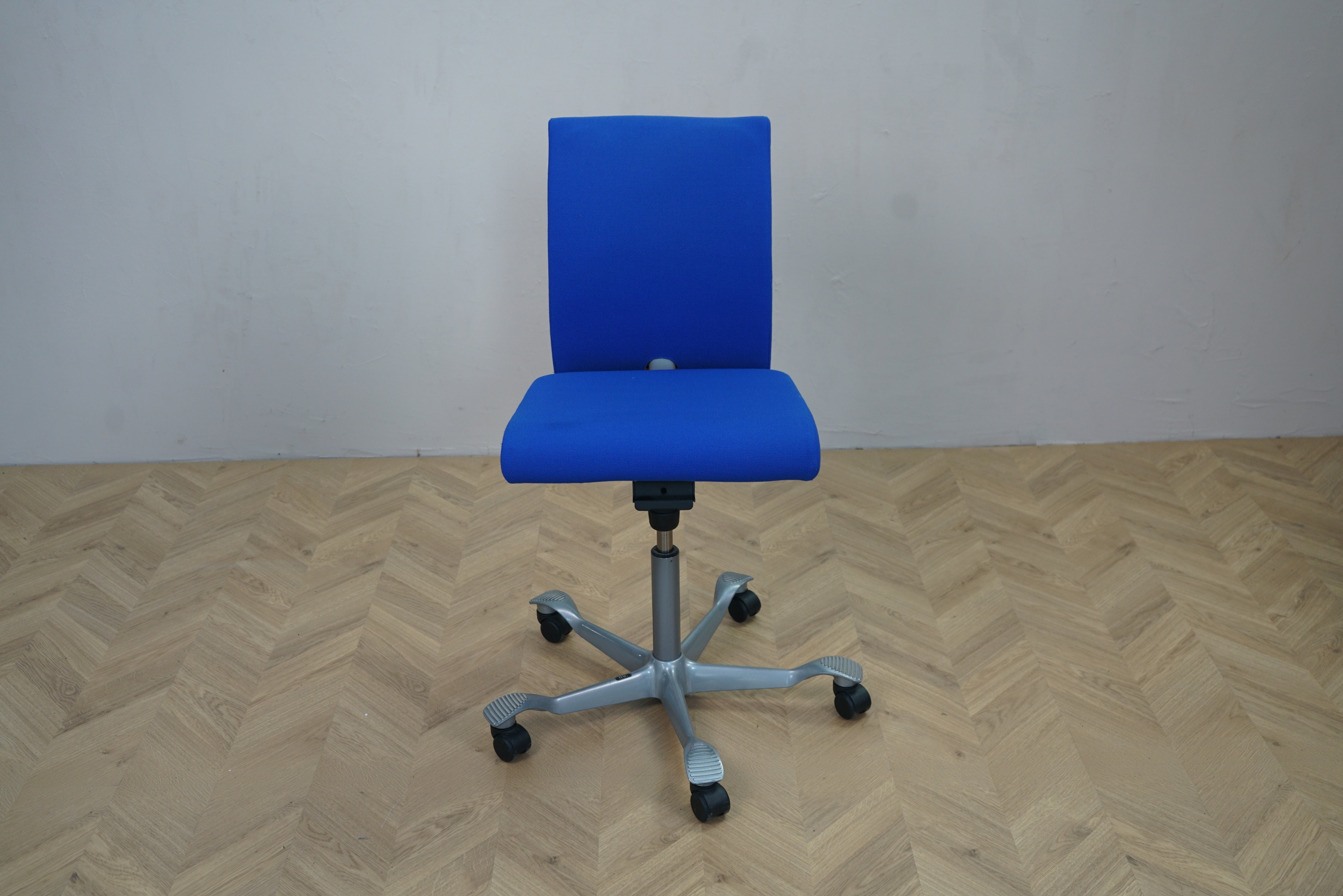 HÅG H04 4400 kontorstol i blå Fame med gråt stel set forfra. Ergonomisk kontorstol med medium ryghøjde og fuldpolstring.